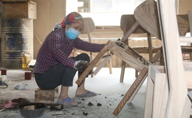 Wooden furniture producers prefer outsourcing, reluctant to build brands