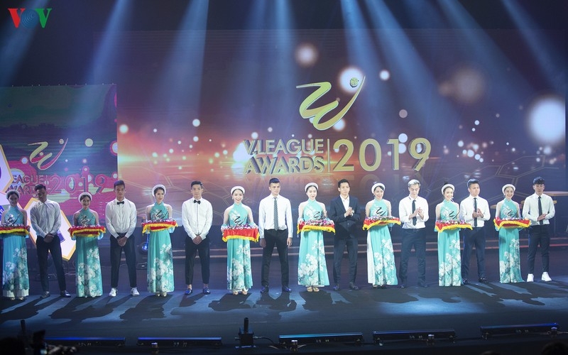Talented Vietnamese footballers attend V-League Awards ceremony