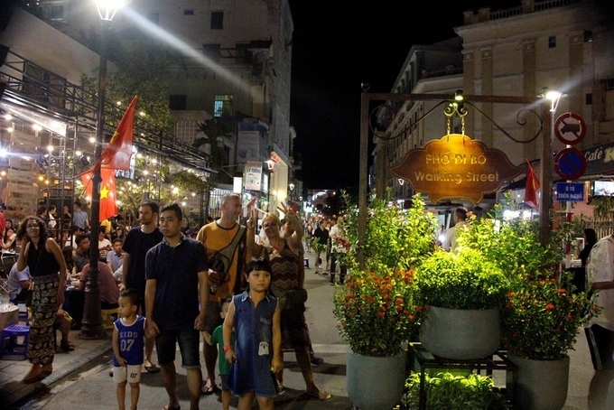 Crowds cram the walking street in Hue City