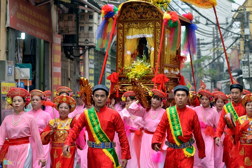 Thousands line Hanoi streets for palanquin procession