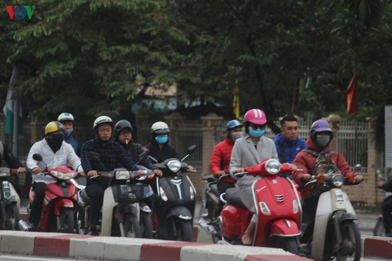 Hanoians bundle up as chilly weather hits capital