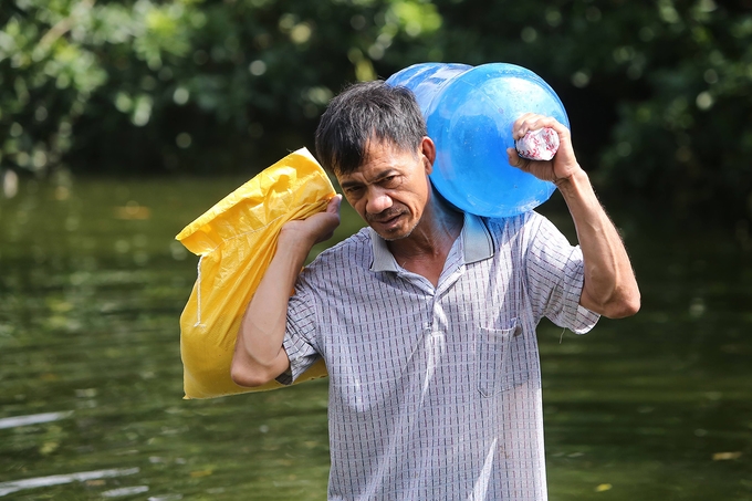 Hanoi’s flood victims save safe water