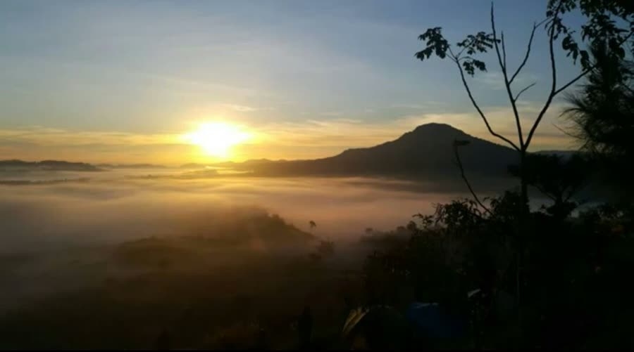 Scenic sea of fog seen from Khao Takian Ngo mountain