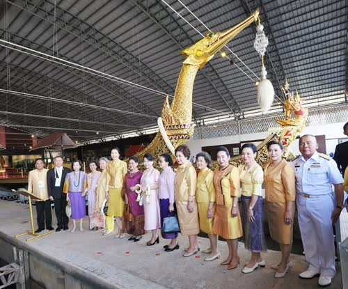 ASEAN leaders’ spouses view royal barges