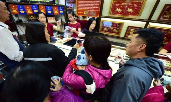 People flock to buy gold on God of Wealth Day