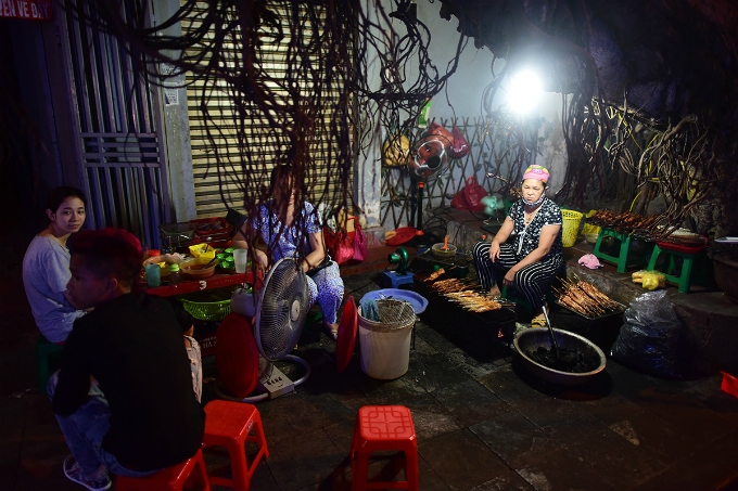 Hanoi street vendors emerge from under sidewalk cleanup campaign