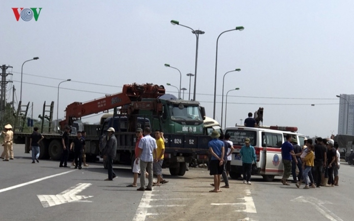 Two dead at scene of road accident on Thang Long boulevard