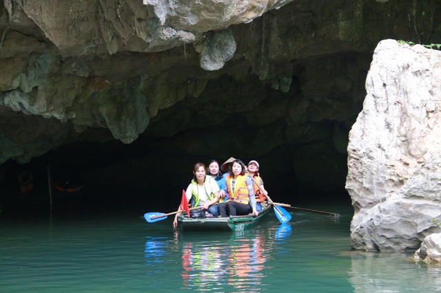 Discovering a natural labyrinth, Cloud Cave in Trang An heritage site