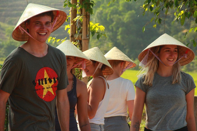 Int’l visitors explore unique culture of Quang Binh ethnic groups