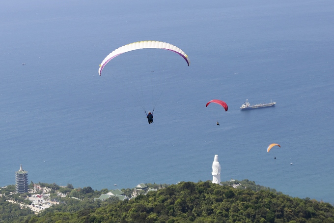 Paragliders compete in Da Nang city