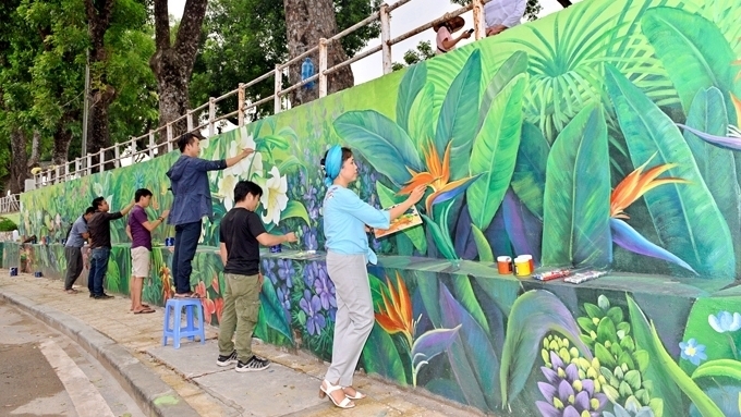 Hanoi’s four seasons of flowers featured on street mural