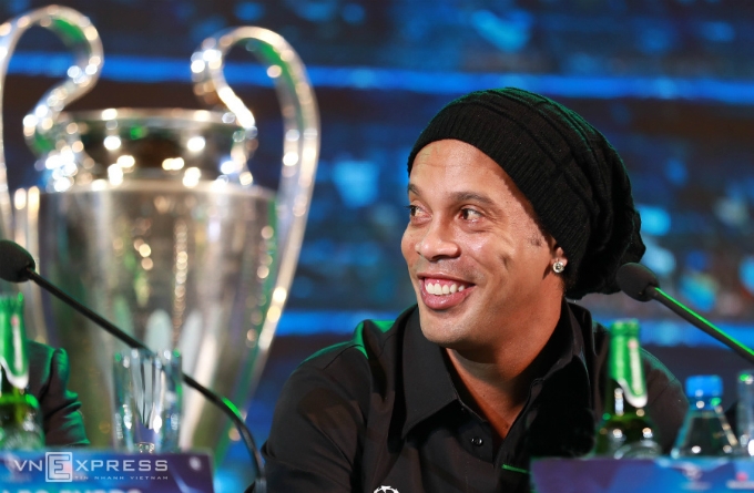 Ronaldinho lifts Champions League trophy in Vietnam