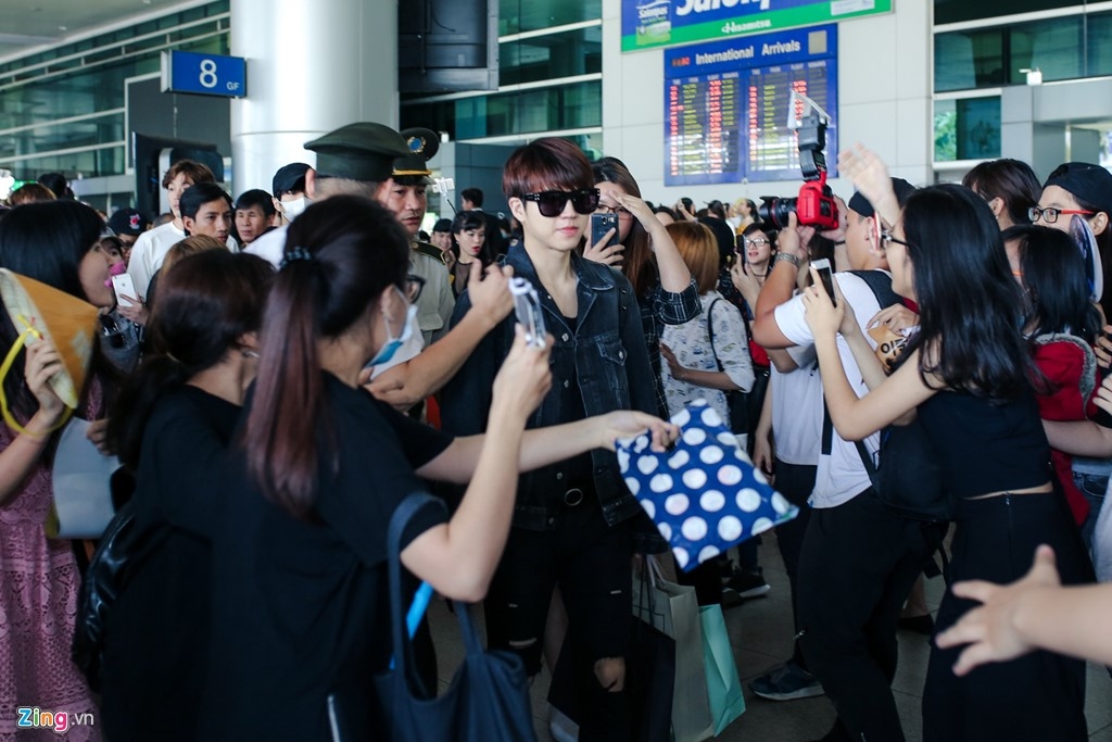 Vietnamese fans welcome K-Pop Boy Band Infinite