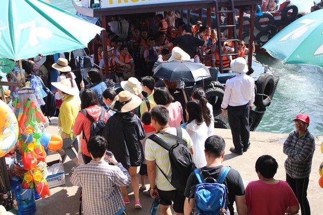 Chinese tourists invade Nha Trang, locals have no clue why