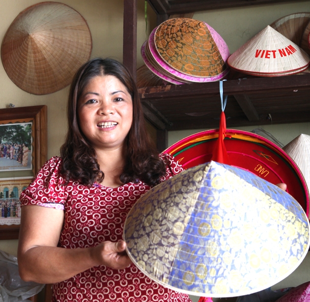 Visiting Chuong conical hat village