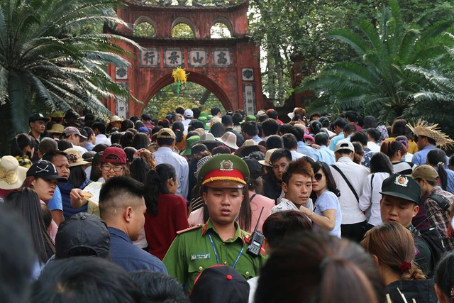 Crowds flood Hung Kings Temple for national festival