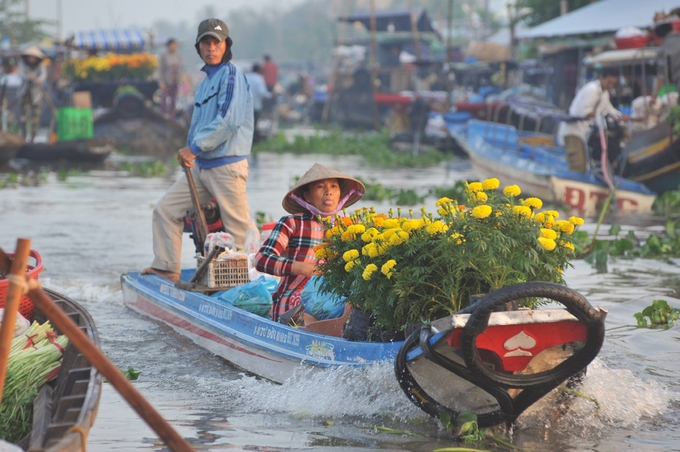 Lively atmosphere of Nga Nam floating market in Soc Trang