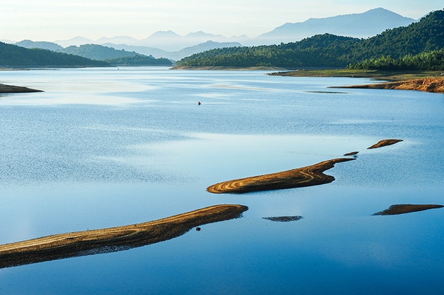 Quang Nam: Stunning landscape of Phu Ninh lake in dry season