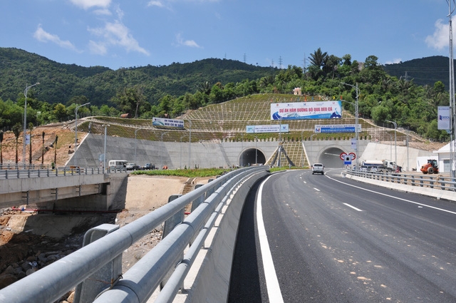 Photos: Vietnam most modern road tunnel opens to traffic