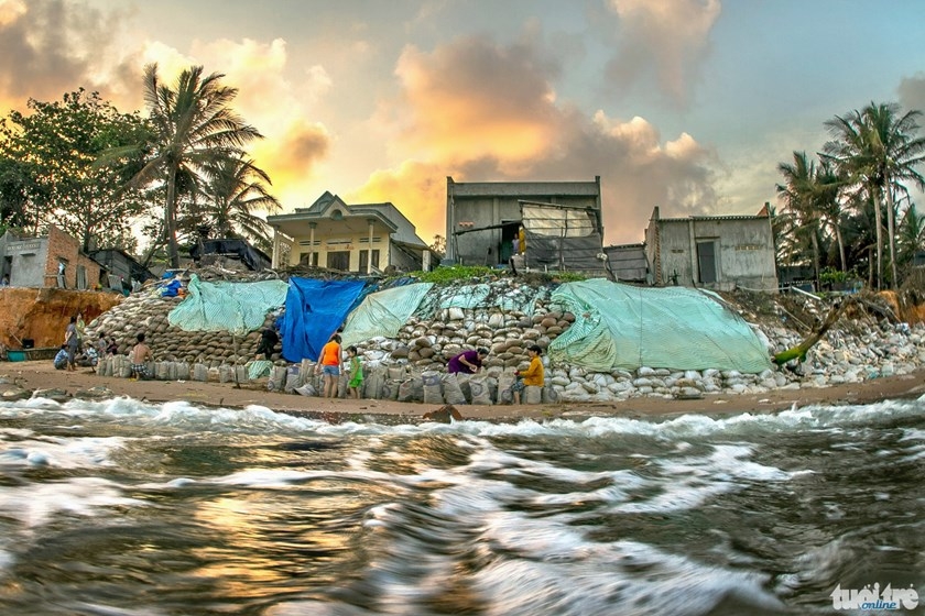 Vietnamese village in losing battle against angry waves