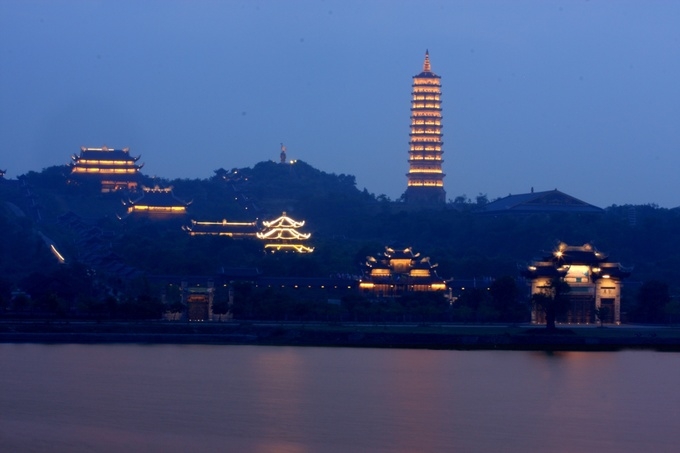 The quiet night glow of Bai Dinh pagoda