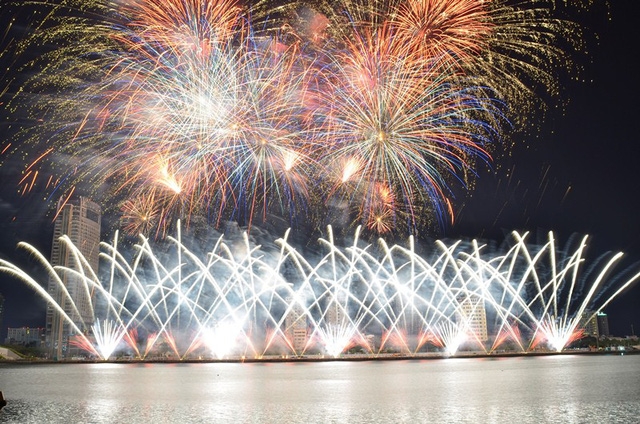 Fireworks sparkle over Han River on third night of int’l festival