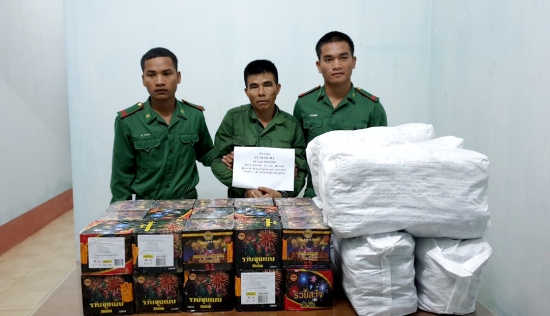 Border guards in Kon Tum seize 66 kg of illegal firecrackers