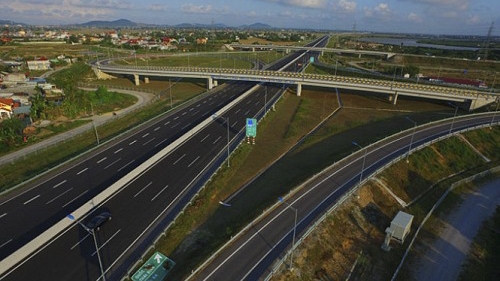 Expressway shortening Hanoi - Hai Phong trip opens to traffic
