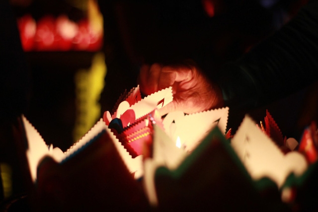 Night in Hoi An ancient town attracts visitors