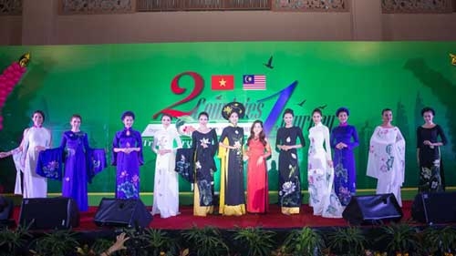 Vietnamese Ao Dai featured in Malaysia