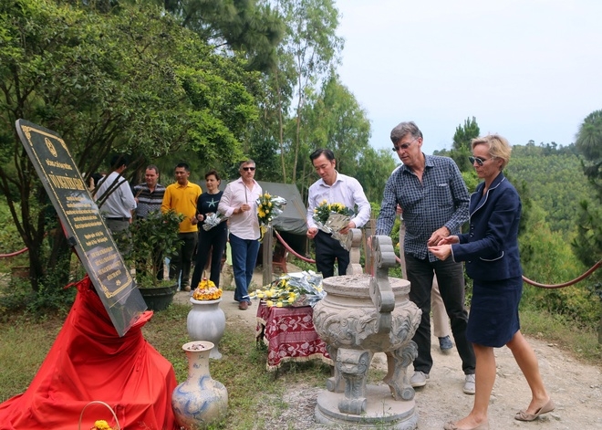 Foreign ambassadors pay tribute to General Vo Nguyen Giap