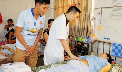 Vietnamese doctors give blood to save pregnant woman