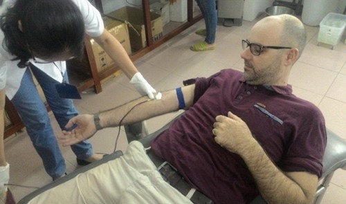 Briton donates rare-type blood to save Vietnamese man
