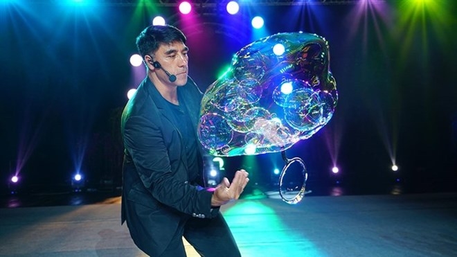 Bubble maestro Fan Yang is back to dazzle Hanoian audience