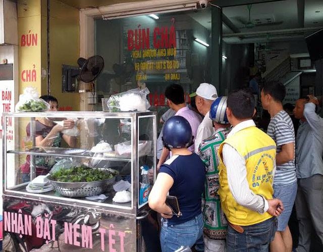 Hanoi’s Bun cha shop packed after Obama’s visit