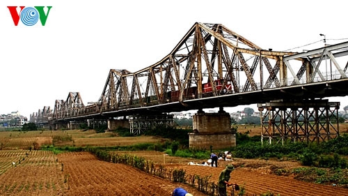 Future of Long Bien Bridge open to discussion