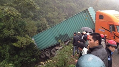 Cliff road disaster kills 5 in northern mountain province