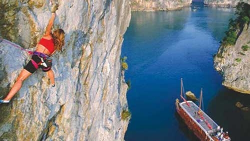 Cat Ba cliffs and rock-climbing enthusiasts, a heavenly match