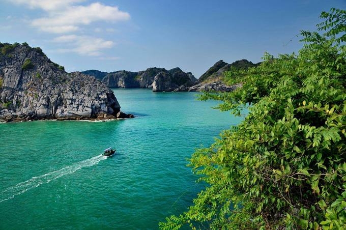 US travel site urges tourists to explore Vietnam's two most beautiful beaches