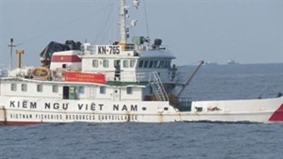 China maintains fleet presence around illegal oil rig