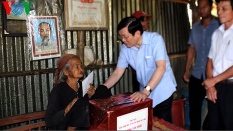 President Sang offers gifts to Quang Ngai flood victims