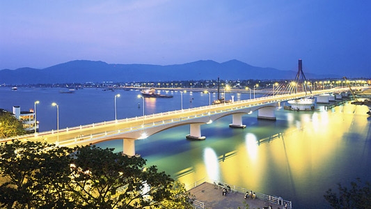 Major overpass opens to traffic in Danang