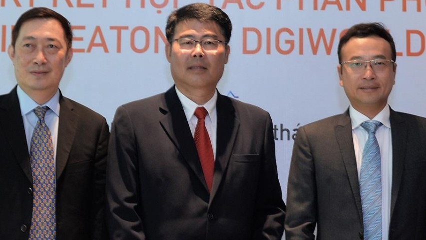 US' Eaton shakes hands with Digiworld