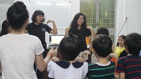 Vietnamese girl offers travelers home in return for English lessons