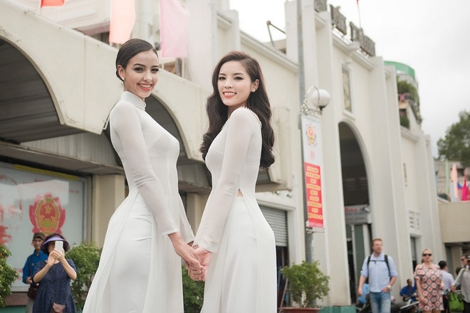 Miss France visits Ben Thanh Market