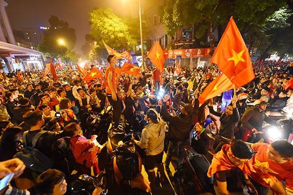 Fans in thrall as Vietnam qualifies for AFF Cup semifinals