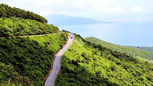 Challenging hairpin bends on the way up Hai Van Pass