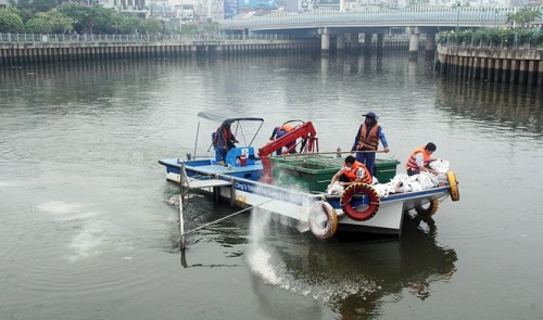 HCM City pours treatment chemicals into canal filled with dead fish