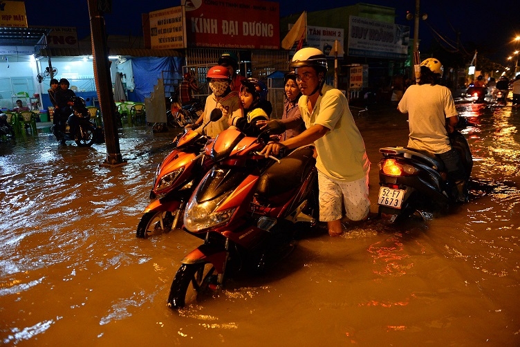 HCM City wrestles with high tide