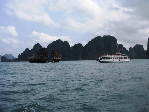 Tourists to Ha Long Bay will have to pay double for cruise terminal